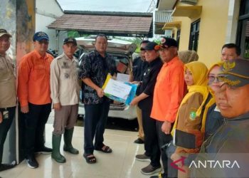 Dinsos Berikan Bantuan Terdampak Banjir Di 13 Kecamatan