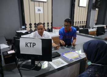 Cicipi Langsung Cetak KTP, Wali Kota Bekasi Pastikan Pelayanan Ekstra di MPP Berjalan Optimal.