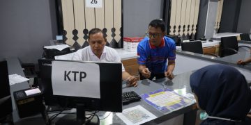 Cicipi Langsung Cetak KTP, Wali Kota Bekasi Pastikan Pelayanan Ekstra di MPP Berjalan Optimal.