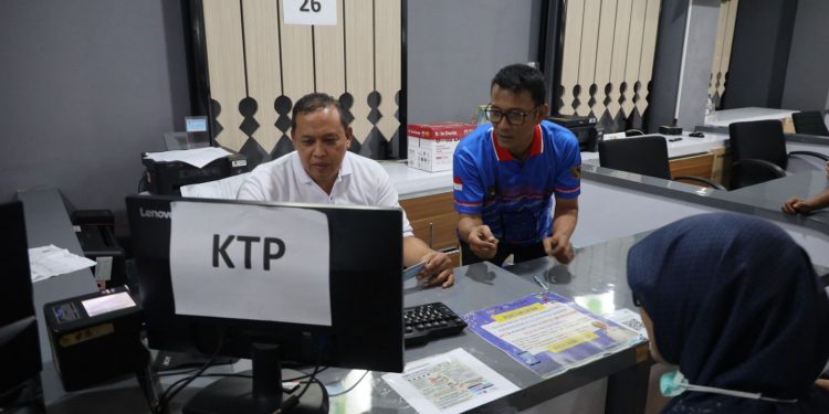 Cicipi Langsung Cetak KTP, Wali Kota Bekasi Pastikan Pelayanan Ekstra di MPP Berjalan Optimal.