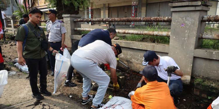 Menteri LH dan Wali Kota Bekasi Lakukan Korve di Sepanjang Jalan Juanda – Pasar Baru