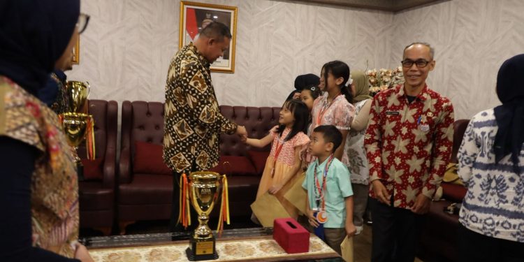Wali Kota Bekasi Terima Audiensi Sanggar Gantari Gita Khatulistiwa, Prestasi Internasional Jadi Motivasi Sanggar Lain