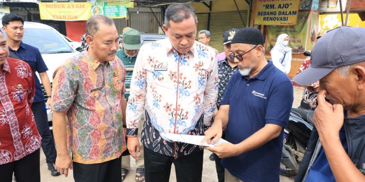 Wali Kota Bekasi Tinjau Saluran Air di Cimuning, Pastikan Penanganan Segera Dilakukan