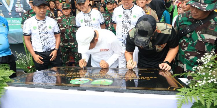 Kang Dedi Mulyadi Bersama Mas Tri Resmikan Ruang Terbuka Publik Padurenan, Dimeriahkan Dengan Tanding Laga Persahabatan