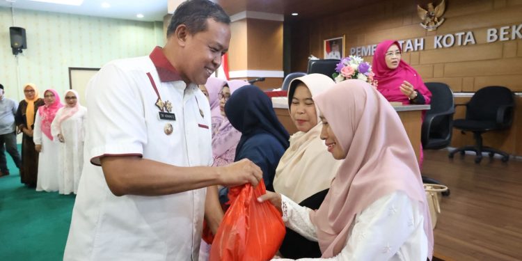 Pengajian Rutin Gabungan TP PKK Kota Bekasi Sambut Ramadhan dan Salurkan Bantuan untuk Aceh