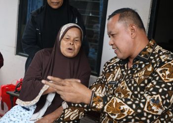 Tak Tinggal Diam, Wali Kota Bekasi Datangi Nenek Atnah Korban Pencurian Modal Dagang Nasi Uduk.