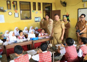 Atap Bocor hingga Lampu Mati, Tri Adhianto Gerak Cepat Benahi SDN 7 Teluk Pucung