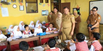 Atap Bocor hingga Lampu Mati, Tri Adhianto Gerak Cepat Benahi SDN 7 Teluk Pucung