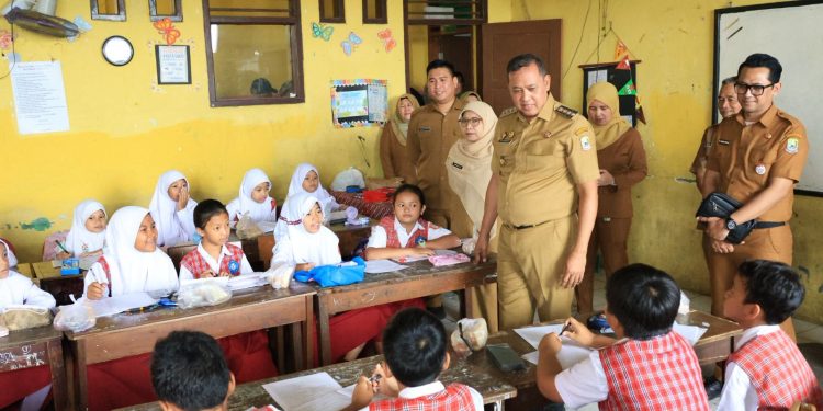 Atap Bocor hingga Lampu Mati, Tri Adhianto Gerak Cepat Benahi SDN 7 Teluk Pucung