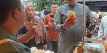 Jelang Berbuka Puasa, Wali Kota Bekasi Belanja Takjil Karya Siswa SLB Kembar Karya Pembangunan III