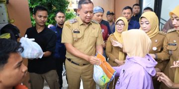 Ringankan Beban Warga Jelang Ramadhan, Wali Kota Bekasi Buka Pasar Murah Bersubsidi di Seluruh Kecamatan