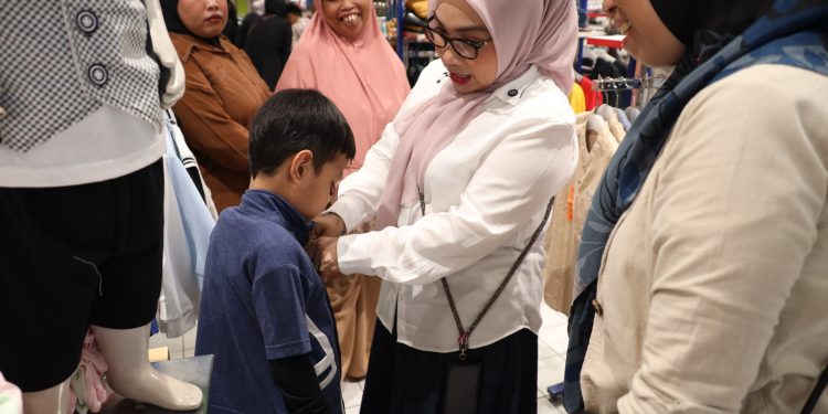 TP PKK Kota Bekasi Tebar Kebahagiaan Ramadhan, Anak Yatim dan Disabilitas Diajak Belanja Baju Baru