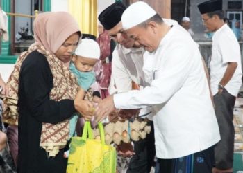 Safari Ramadhan di Masjid Tertua Bungo, Gubernur Al Haris Serap Aspirasi dan Salurkan Bantuan