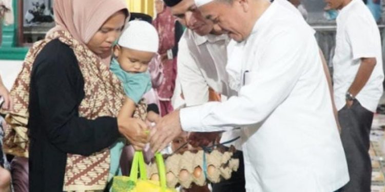 Safari Ramadhan di Masjid Tertua Bungo, Gubernur Al Haris Serap Aspirasi dan Salurkan Bantuan