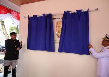 Sebagai Penghormatan Jasa Pahlawan, Tri dan Harris Bobihoe Sematkan Helm di Makam Matnuin Hasibuan.