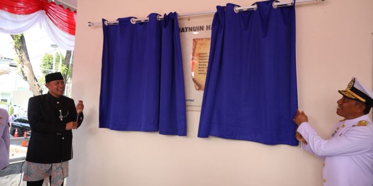 Sebagai Penghormatan Jasa Pahlawan, Tri dan Harris Bobihoe Sematkan Helm di Makam Matnuin Hasibuan.