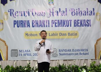 Wawali Harris Bobihoe Akrab Dan Benyanyi Bersama Para Pensiunan Pemkot Bekasi