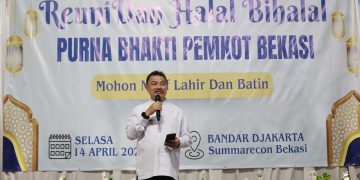 Wawali Harris Bobihoe Akrab Dan Benyanyi Bersama Para Pensiunan Pemkot Bekasi