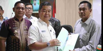Dirjen Dukcapil dan Pemkab Bekasi Serahkan Dokumen Adminduk dan Santunan bagi Keluarga Korban KRL