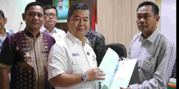 Dirjen Dukcapil dan Pemkab Bekasi Serahkan Dokumen Adminduk dan Santunan bagi Keluarga Korban KRL