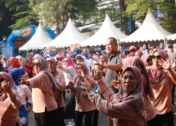 Tri Adhianto Ikut Senam Bersama dan UMKM Ramaikan Akhir Pekan di Kecamatan Bekasi Selatan