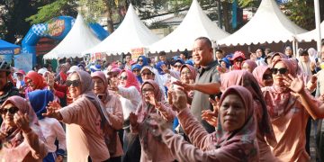 Tri Adhianto Ikut Senam Bersama dan UMKM Ramaikan Akhir Pekan di Kecamatan Bekasi Selatan