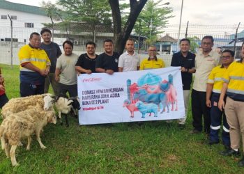 Semangat Berbagi, CCEP Indonesia Salurkan 24 Hewan Kurban untuk Warga Sekitar Pabrik