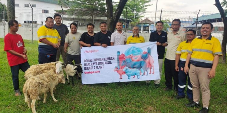 Semangat Berbagi, CCEP Indonesia Salurkan 24 Hewan Kurban untuk Warga Sekitar Pabrik