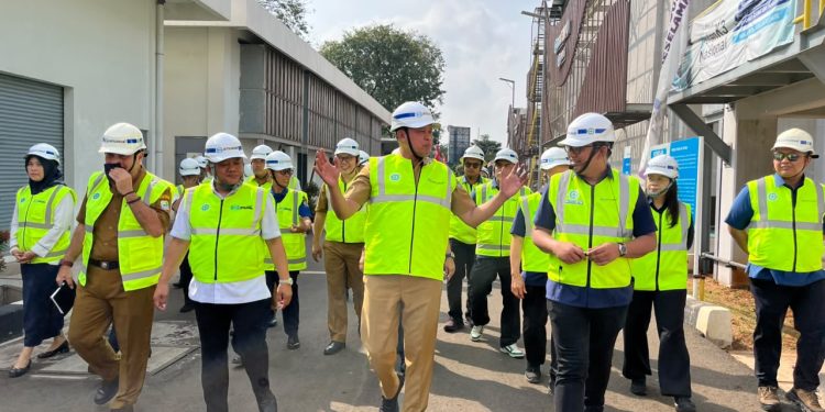 Antisipasi Musim Kemarau, Wali Kota Bekasi Lepas 11 Armada Water Trucking untuk Warga