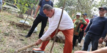 Perkuat Ruang Hijau Kota, Wali Kota Bekasi Tanam 200 Pohon di Danau Duta Harapan