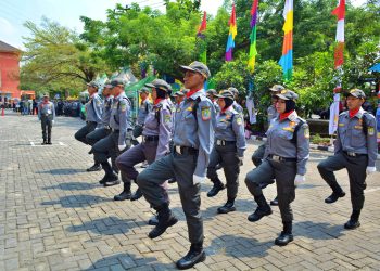 SATLINMAS KOTA BEKASI TAMPILKAN KEKOMPAKAN MELALUI LOMBA PERATURAN BARIS BERBARIS