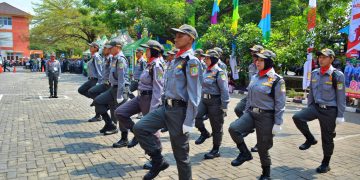 SATLINMAS KOTA BEKASI TAMPILKAN KEKOMPAKAN MELALUI LOMBA PERATURAN BARIS BERBARIS