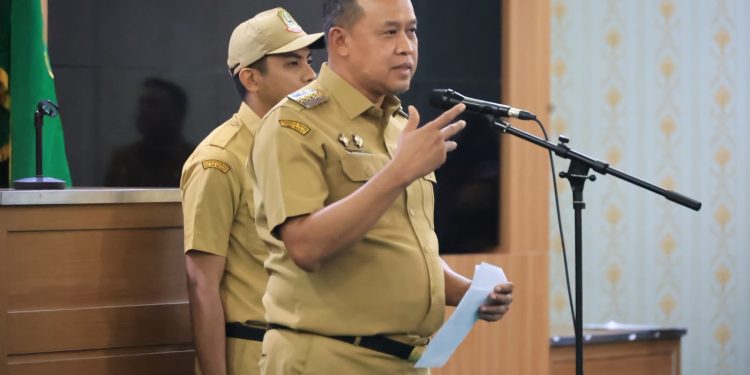 Pengukuhkan Pengurus LLI Kota Bekasi 2025-2030, Wali Kota Bekasi Dukung Lansia Tetap Aktif dan Kreatif  Wali Kota Bekasi Kukuhkan Pengurus LLI Kota Bekasi, Jadikan Wadah Lansia untuk Tetap Aktif dan Berkegiatan