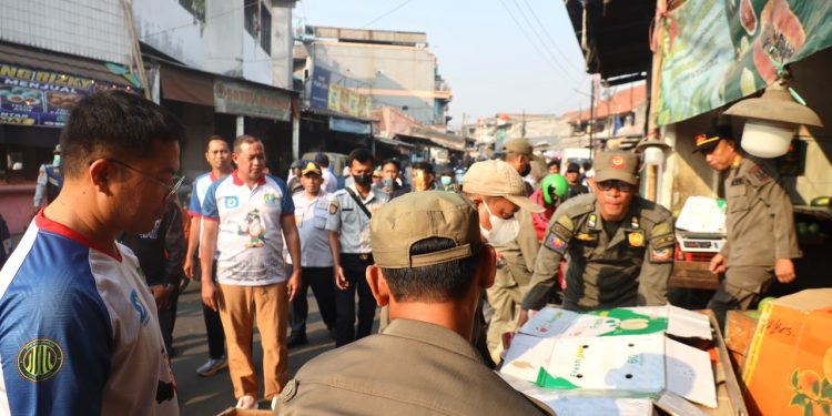 Wajah Baru Jl. M. Yamin Pasar Baru Bekasi, Jalan dan Drainase di Perbaiki serta PKL ditata. Tri Adhianto : Trotoar Untuk Pejalan Kaki, PKL Berdagang di Tempat yang telah di sediakan.