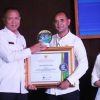 STATISTIK SEKTORAL : Sekda. Kabupaten Bekasi Endin Samsudin menyerahkan penghargaan kepada Kepala Bidang Pengendalian Pencemaran dan Kerusakan Lingkungan (PPKL) DLH Kabupaten Bekasi Duarte de J. Fernandes, terbaik 1 Locus Evaluasi Penyelenggaraan Statistik Sektoral (EPSS) perangkat daerah.