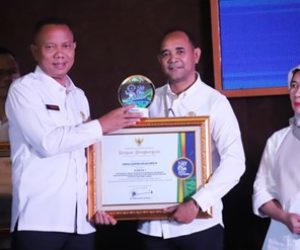 STATISTIK SEKTORAL : Sekda. Kabupaten Bekasi Endin Samsudin menyerahkan penghargaan kepada Kepala Bidang Pengendalian Pencemaran dan Kerusakan Lingkungan (PPKL) DLH Kabupaten Bekasi Duarte de J. Fernandes, terbaik 1 Locus Evaluasi Penyelenggaraan Statistik Sektoral (EPSS) perangkat daerah.