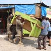 PENERTIBAN : Kecamatan Cikarang Pusat menata kawasan Jalan Inspeksi Kalimalang, tepat di depan Pasar Tegal Danas, Kabupaten Bekasi, Rabu (14/10/2026). Penataan dilakukan untuk mengatasi kemacetan lalu lintas akibat keberadaan warung dan aktivitas parkir di sekitar lokasi.