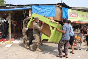 PENERTIBAN : Kecamatan Cikarang Pusat menata kawasan Jalan Inspeksi Kalimalang, tepat di depan Pasar Tegal Danas, Kabupaten Bekasi, Rabu (14/10/2026). Penataan dilakukan untuk mengatasi kemacetan lalu lintas akibat keberadaan warung dan aktivitas parkir di sekitar lokasi.