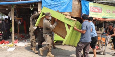 PENERTIBAN : Kecamatan Cikarang Pusat menata kawasan Jalan Inspeksi Kalimalang, tepat di depan Pasar Tegal Danas, Kabupaten Bekasi, Rabu (14/10/2026). Penataan dilakukan untuk mengatasi kemacetan lalu lintas akibat keberadaan warung dan aktivitas parkir di sekitar lokasi.